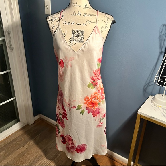 NATORI Night Winter Peony
Chemise Floral slip dress - Picture 3 of 13